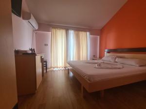 波格拉德茨Hotel Kukesi的一间卧室设有一张床和一个大窗户