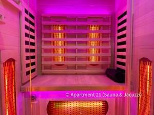 布雷得佛Serenity Apartments Bradford的墙上有一个紫色灯的空房间