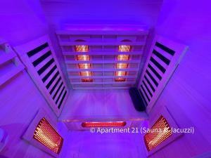布雷得佛Serenity Apartments Bradford的紫色天花板和灯的顶部景色