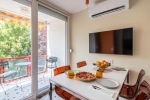 扎马迪Balatonic Orange的一间用餐室,配有一张桌子和比萨饼