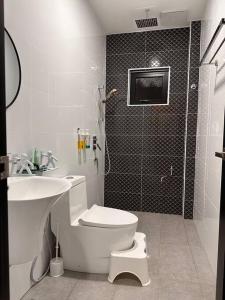 芙蓉Rumah Tamu Sonata的浴室配有卫生间、盥洗盆和淋浴。