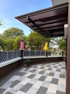 芙蓉Rumah Tamu Sonata的户外庭院设有两面美国国旗和围栏