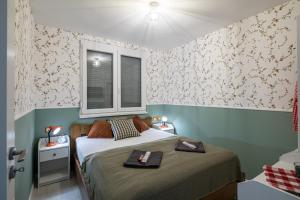 扎马迪Balatonic Retro的一间小卧室,配有床和窗户