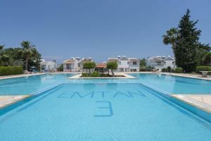 凯里尼亚Villa Blue的蓝色海水大型游泳池