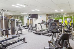 北安普敦Mercure Northampton的健身房设有数台跑步机和有氧运动器材