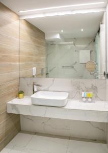 尼科西亚克娄帕特拉酒店的白色的浴室设有水槽和镜子