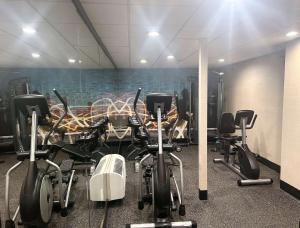 罗瑞尔罗瑞尔品质套房酒店的健身房,配有一系列健身自行车