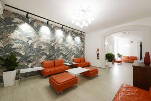 兰佩杜萨Best Western Hotel Martello的一间设有橙色椅子和墙壁的等候室