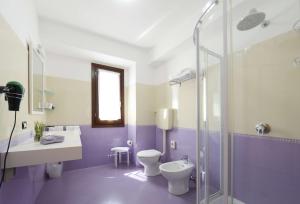 兰佩杜萨Best Western Hotel Martello的浴室配有卫生间、盥洗盆和淋浴。