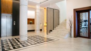 尼科西亚克娄帕特拉酒店的大堂设有楼梯、门和大堂