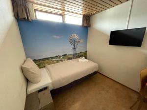 赫劳Oer't Hout的客房设有床、电视和轮子。