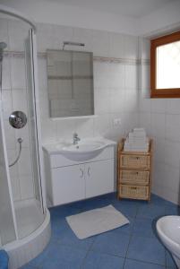 阿皮亚诺苏拉斯特拉达Ansitz Weissenheim的白色的浴室设有水槽和淋浴。