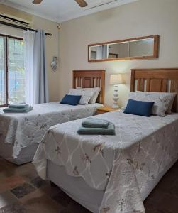 圣卢西亚Stone House的卧室内两张并排的床
