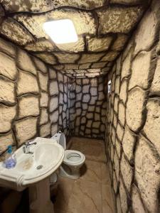 达纳Al-Nawatef ECO camp- Dana Nature Reserve的石质浴室设有水槽和卫生间