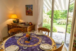 阿姆博斯Clos Fleuri : Amboise Home with Amazing Gardens的一间带桌椅和窗户的用餐室