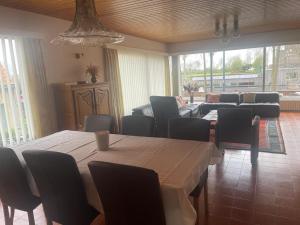 迪克斯梅德Vakantiehuis Bloemmolenkaai的客厅配有桌椅和沙发