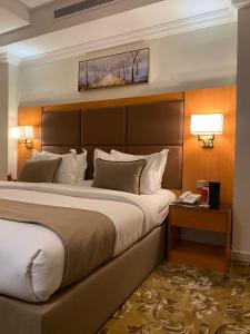 塔伊夫فندق بلفيو بارك رويال Bellevue Park Royal Hotel的酒店客房设有一张大床和床头板