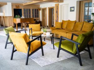 安特瓦塞尔斯特恩安特瓦塞尔酒店的客厅配有沙发、椅子和桌子