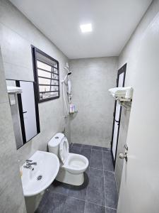古来Entire Home at Indahpura, Kulai的一间带卫生间和水槽的浴室