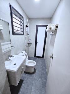 古来Entire Home at Indahpura, Kulai的一间带水槽和卫生间的浴室以及窗户。