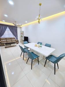 古来Entire Home at Indahpura, Kulai的一间配备有白色桌子和蓝色椅子的用餐室