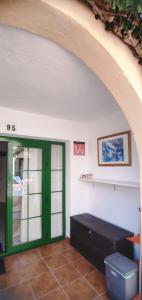 卡勒达德福斯特Castillo Mar 95的一间设有绿门和长凳的房间
