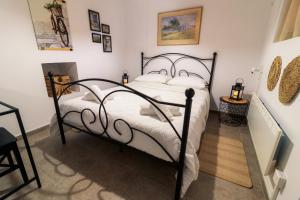 普洛德洛莫斯Stella's Country House的一间卧室配有一张黑色锻铁床