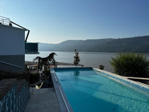 埃尔埃尼塔Riviera 990 - Resort & Restaurant的享有湖景的游泳池