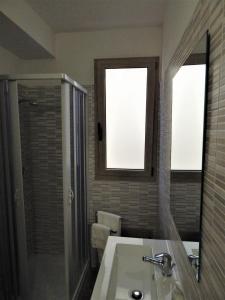 包内伊Casa Foddis - Bed and View的一间带水槽、淋浴和镜子的浴室
