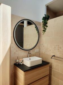 博尼约BOHO location 2的一间带水槽和镜子的浴室