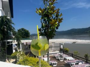 埃尔埃尼塔Riviera 990 - Resort & Restaurant的阳台上喝着柠檬