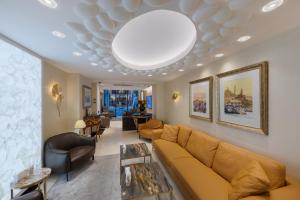 伊斯坦布尔Hallmark Hotel & SPA Istanbul的带沙发和大型天花板的客厅