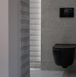 雅典Golden Island Resorts的浴室设有黑色的卫生间和墙壁。