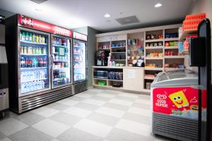 迈阿密迈阿密国际机场烛木套房酒店- 第36街的一个带冰箱和软饮料冰箱的商店走廊