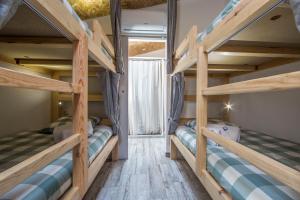 卡帕里卡海岸Vila Maria Mix Dorm by HOST-POINT的双层床间 - 带两张双层床