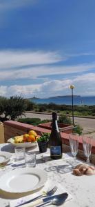 Funtana Meiga[Funtana Meiga - Marina Breeze] 50mt from sea的一张桌子,上面放着一瓶葡萄酒和一盘食物