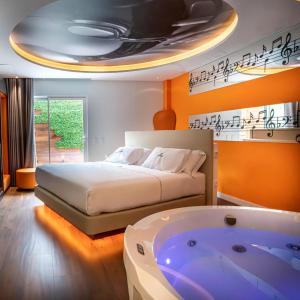 马德里Hotel Avenue - Lovely hotel的一间卧室配有一张床和一个浴缸