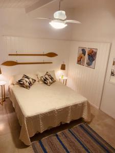 圣塞巴斯蒂安Bosque Toque Toque - Pousada B&B的一间卧室配有一张带两个枕头的床