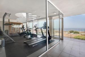 阿德耶Suite Mirador del Galeón的一个带跑步机和椭圆机的室内健身房