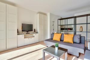 巴黎Studio - Appartement Quartier Montparnasse 2的带沙发和电视的客厅
