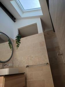 博尼约BOHO location 2的浴室设有淋浴、窗户和镜子