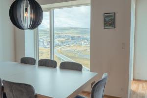 托尔斯港Breathtaking Views - New - 220m2 - 5 BR - Walks的一间带桌椅和大窗户的用餐室