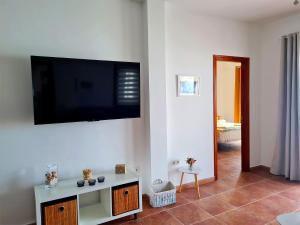 普拉亚布兰卡Villa Nitho - heated Pool, panoramic view, privacy的客厅设有壁挂式平面电视。