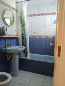 马斯帕洛马斯Casa Panorámica的浴室配有盥洗盆、卫生间和浴缸。