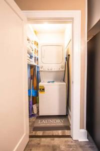 阿什塔比拉Wine Valley Bungalow的洗衣房配有冰箱和微波炉