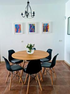 普拉亚布兰卡Villa Nitho - heated Pool, panoramic view, privacy的一间带木桌和椅子的用餐室