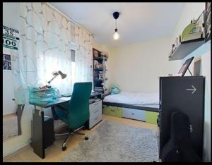 贝尼卡西姆Apartamento con piscina y cerca de la playa的一间卧室配有书桌、一张床、一张桌子和椅子