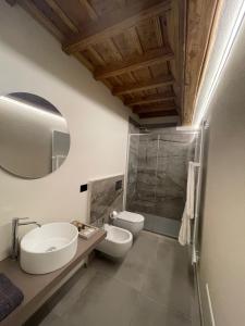 库尼奥La Dimora del Brocante的浴室设有2个水槽、卫生间和镜子。