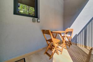 潘普洛纳Apartamento Pamplona Prime by Clabao的阳台配有一张桌子和两把椅子