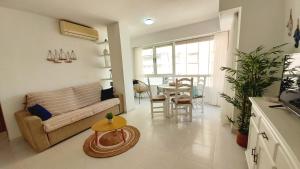 甘迪亚Caballito de mar, parking, AC y fibra VT-52619-V的客厅配有沙发和桌子